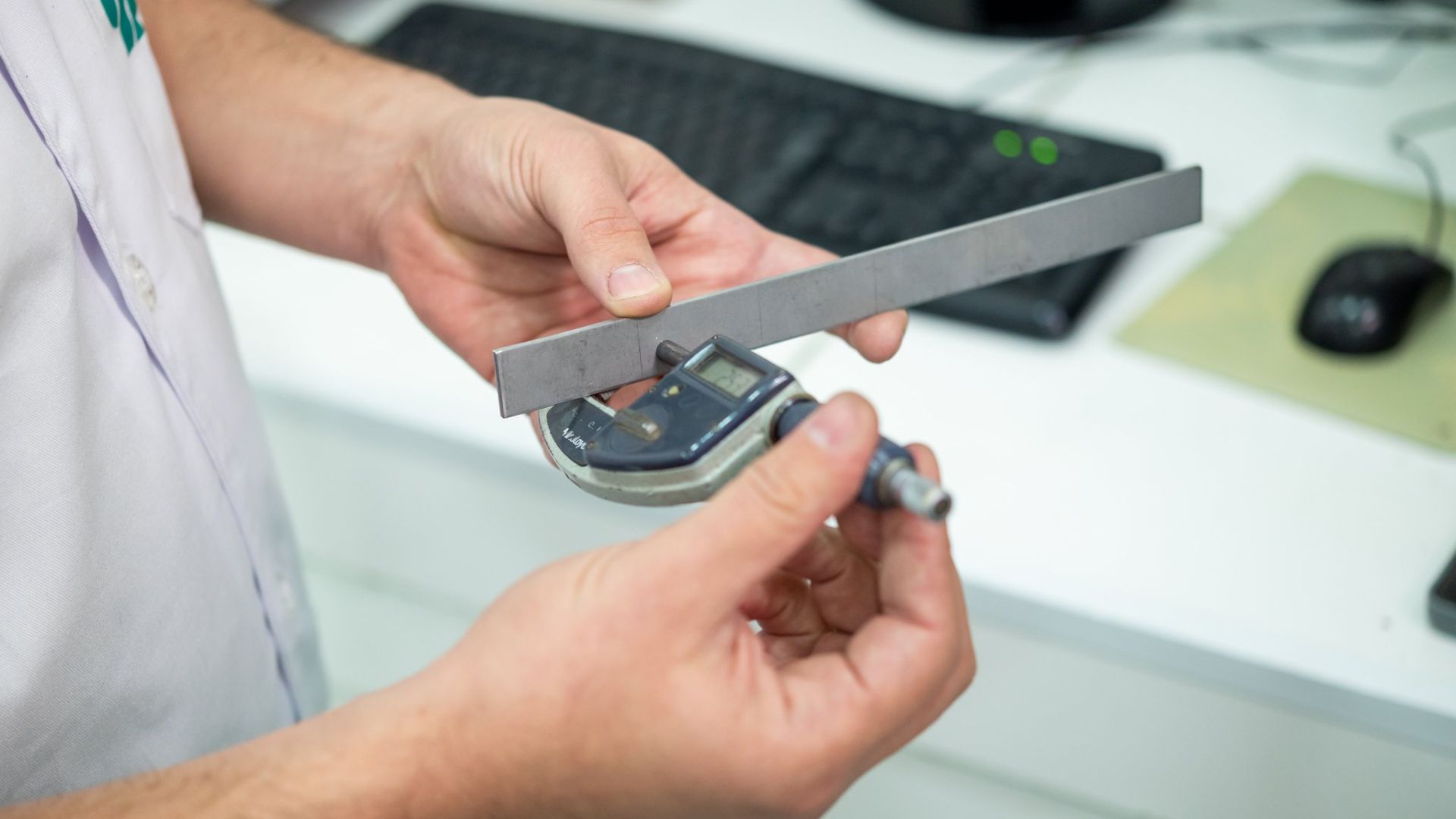 Qual é a importância dos testes laboratoriais para a qualidade do aço?